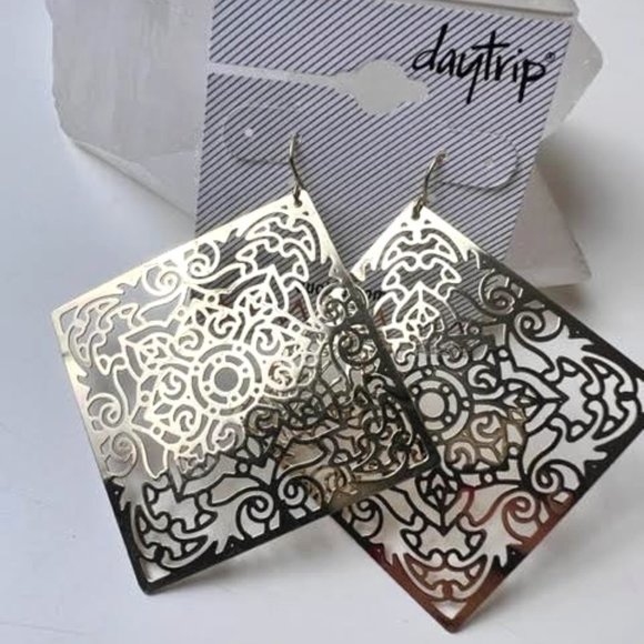 Daytrip Gold Filigree Earrings - Picture 1 of 5